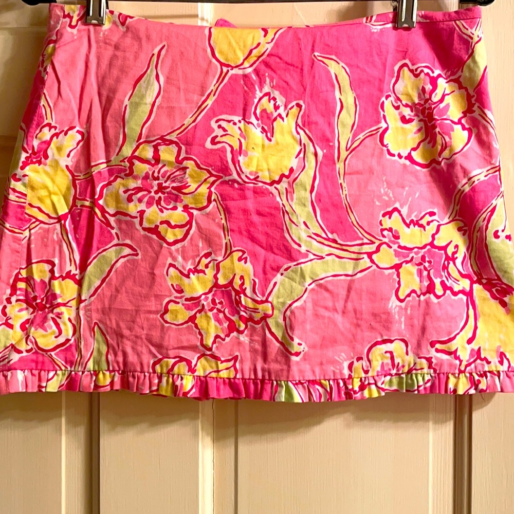 Cute floral mini skirt by Lily Pulitzer! Great for spring!